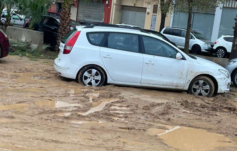 Un vehículo, atrapado en el barro que se genera en el descampado en episodios de lluvias. / B. P. 