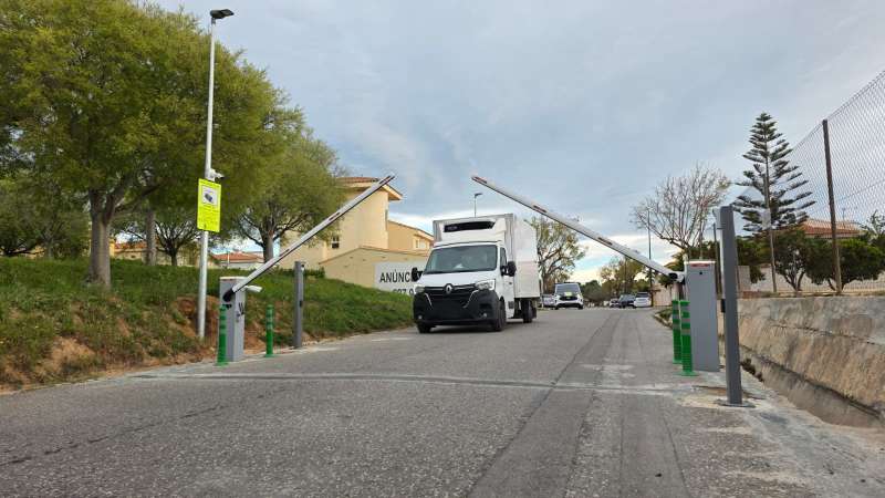 Barrera automática con lector de matrículas instalada en la urbanización La Reva de Riba-roja de Túria. /EPDA