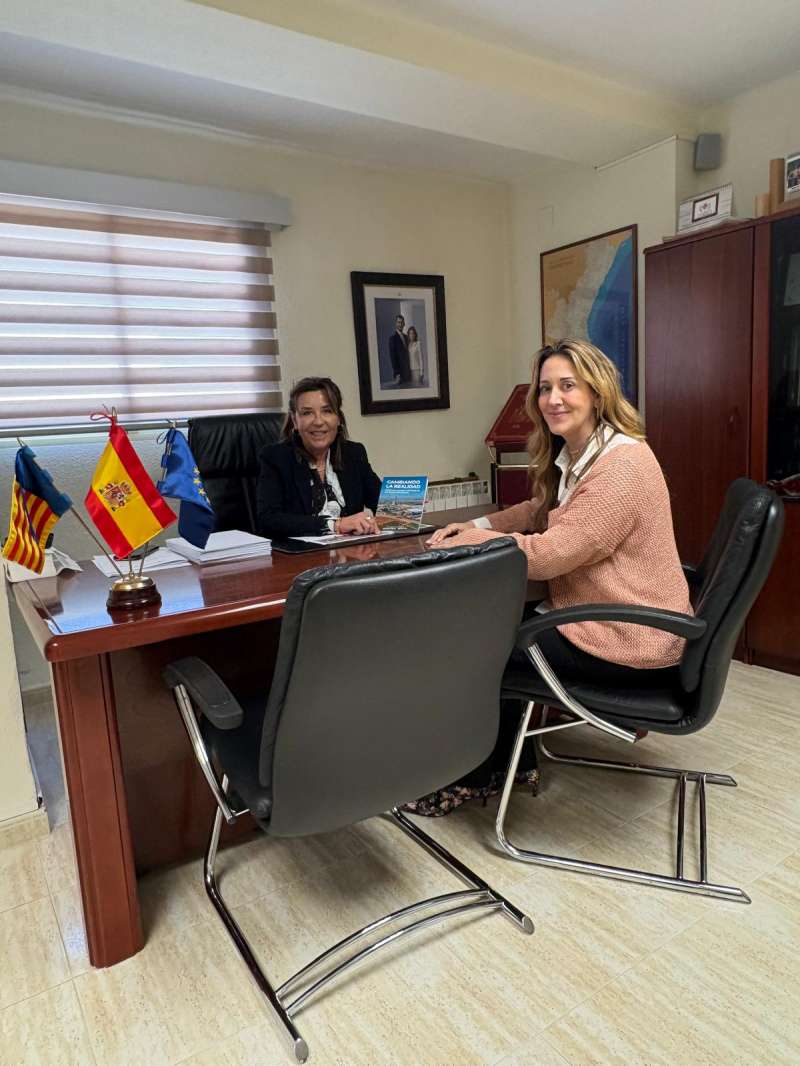La alcaldesa de Loriguilla, Montse Cervera, y la directora general de GAIN, Romina Moya. /EPDA