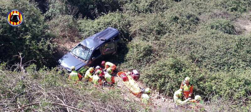 Moments del rescat del conductor després de la caiguda del cotxe a la zona de Pont Serrans./ Consorci de Bombers de València