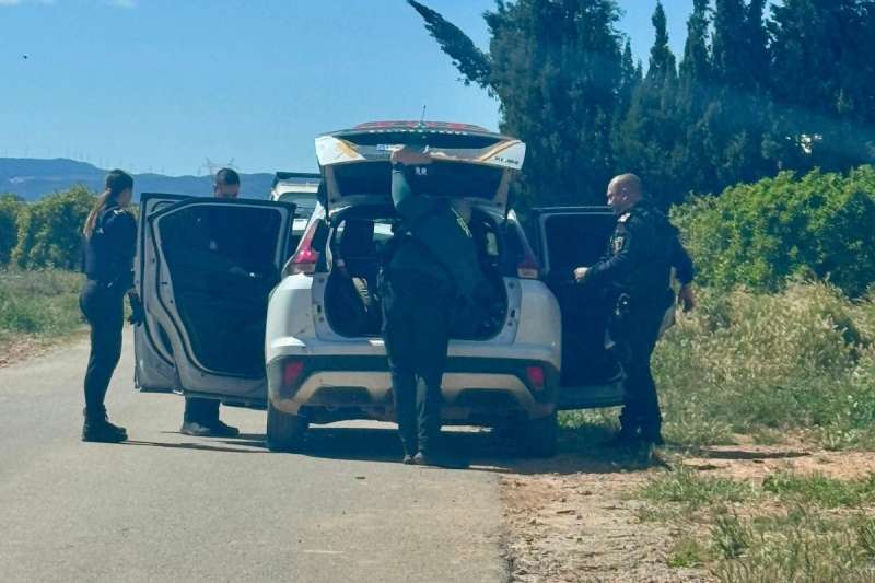 Agentes de la Guardia Civil tras la persecución policial en Loriguilla. /EPDA