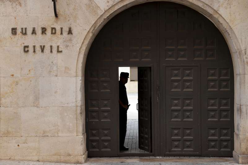 Imagen de la entrada de la Comandancia de la Guardia Civil en Valencia. EFE/Manuel Bruque/Archivo
