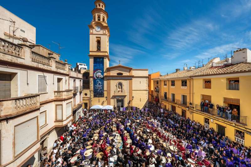 Momento de la "Rompida de la hora" celebrada este Viernes Santo en l"Alcora, en una imagen compartida por el Ayuntamiento. / EPDA
