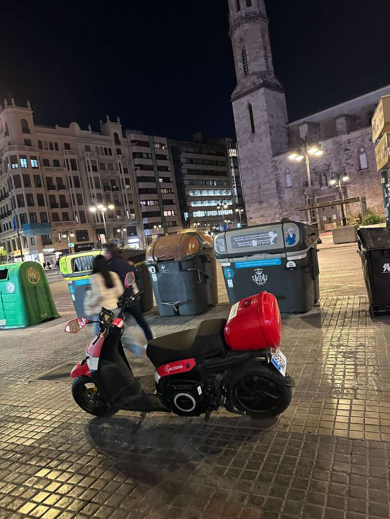La moto ha estado en todo el momento en la plaza. /EPDA