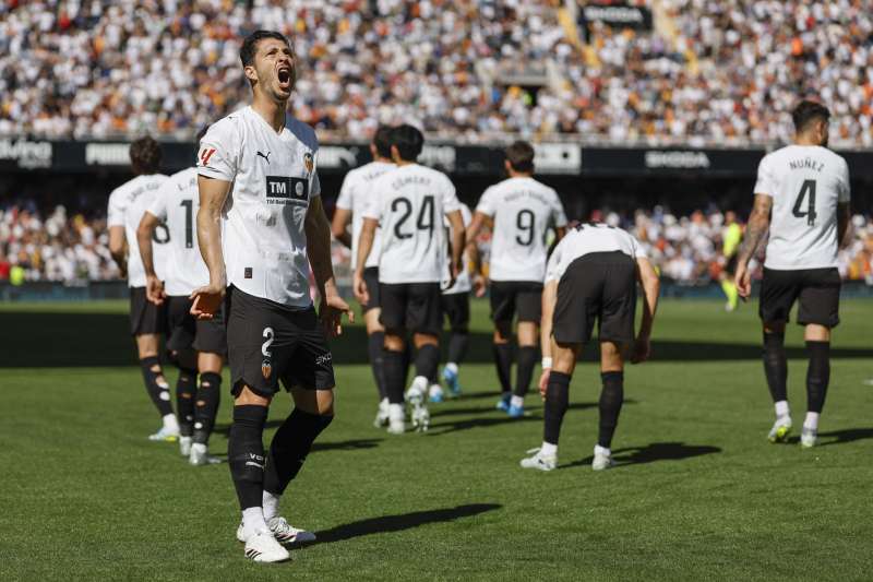 El centrocampista del Valencia Guido Rodríguez celebra tras marcar el 1-0 durante el partido de la jornada 30 de LaLiga EA Sports entre Valencia CF y Celta de Vigo, este domingo en el estadio de Mestalla, en Valencia. EFE/ Ana Escobar
