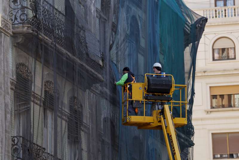 Dos operarios trabajan en una obra. EFE/Ana Escobar /Archivo
