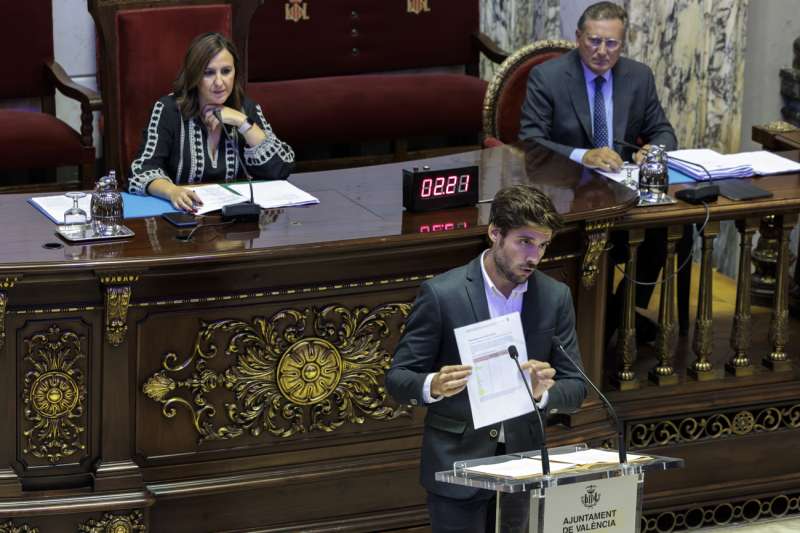 El concejal del PP del Ayuntamiento de ValenciaJuan Carlos Caballero (c), en presencia de la alcaldesa, María José Catalá (i), durante un pleno municipal. EFE/Biel Aliño /Archivo
