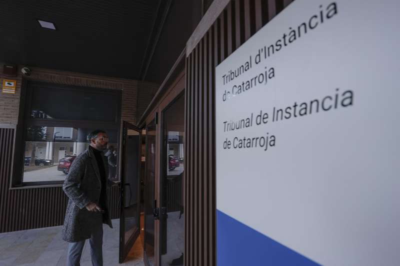Imagen de archivo de la entrada a los juzgados de Catarroja. EFE/Manuel Bruque /Archivo
