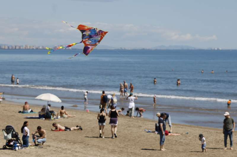 Imagen de archivo de la playa de las Arenas en València durante una jornada de la semana de Pascua. EFE/ Ana Escobar
