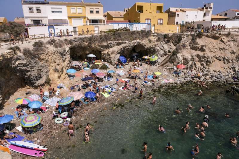 Imagen de archivo de numerosos bañistas en las pequeñas playas de la isla de Tabarca. EFE/Pablo Miranzo/Archivo
