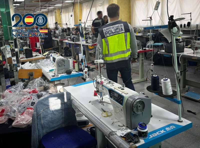 Desmantelado un taller textil clandestino en el Camp de Túria que explotaba a más de 20 trabajadores. /POLICÍA NACIONAL