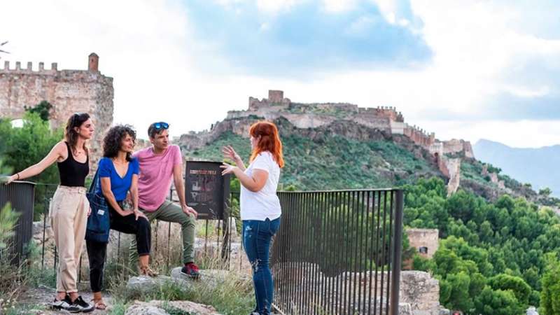 Varios turistas visitan el patrimonio de Sagunt con la guía Celia Peris. / Imagen de archivo Varios turistas visitan el patrimonio de Sagunt con la guía Celia Peris. / Imagen de archivo