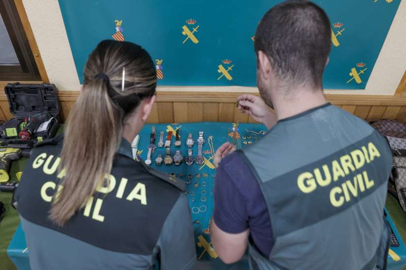 Imagen de archivo de dos agentes de la Guardia Civil que exponen joyas y relojes robados. EFE/Manuel Bruque /Archivo
