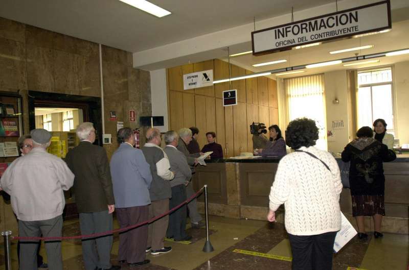 Imagen de archivo de personas que han acudido una delegación de Hacienda para tramitar su declaración.EFE/J.C.CARDENAS/Archivo
