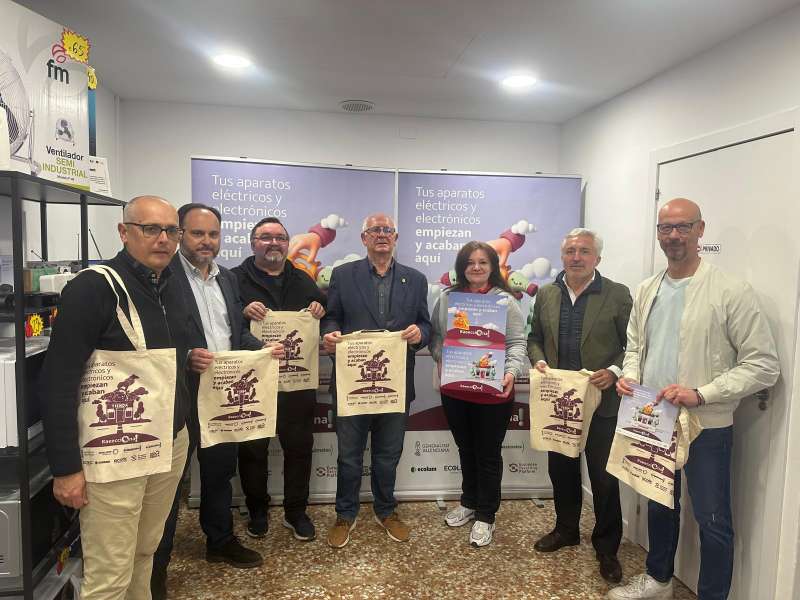Foto de familia de los dueños de la tienda y las autoridades junto al merchandising de la campaña./JORGE ZALDIVAR