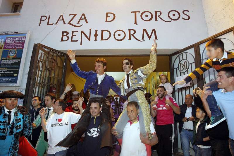Imagen de archivo de una salida a hombros en la plaza de toros de Benidorm. EFE/Joaquín P. Reina /Archivo
