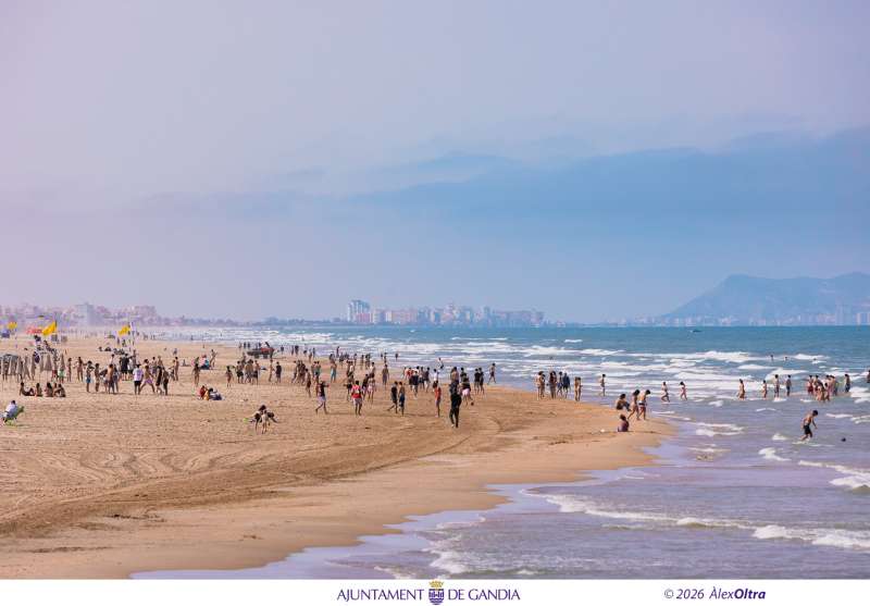 Platja de Gandia amb gran afluència de visitants durant les vacances de Setmana Santa. / Àlex Oltra