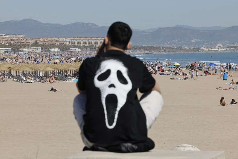 Una jornada soleada en una playa valenciana. EFE/Ana Escobar/Archivo
