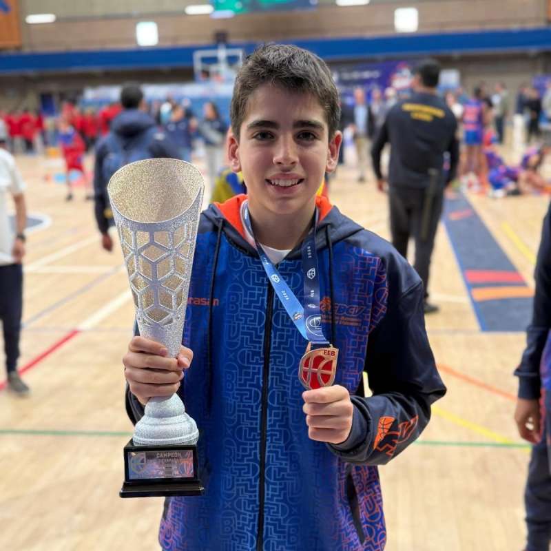 Luis Pallarés, veí de Museros, amb la medalla i el trofeu./EPDA