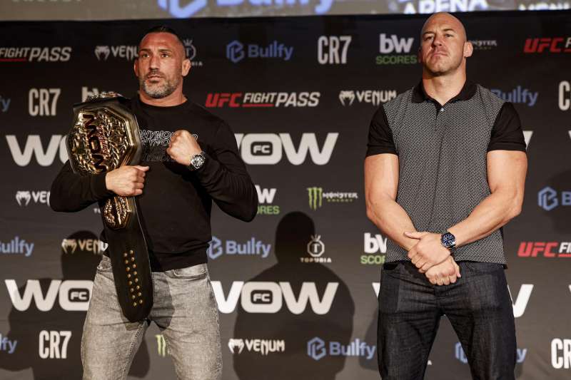 El valenciano Enoc Solves (iz), defensor del título, y el malagueño Daniel Ladero, se enfrentarán en el combate estelar y en la lucha del campeonato del peso semipesado del WOW 29, competición de las artes marciales mixtas (MMA) que se celebra en el Roig Arena este sábado. EFE/Manuel Bruque