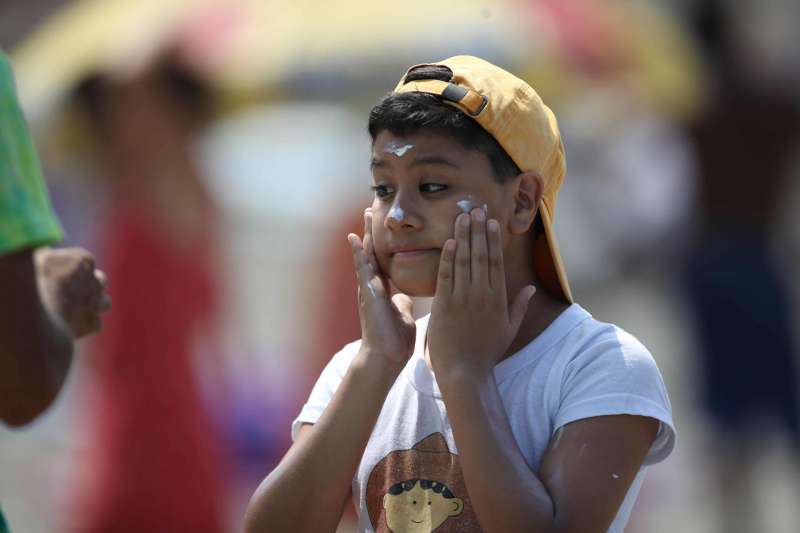 Un bañista se aplica protector solar en una imagen de archivo. EFE/ Paolo Aguilar/Archivo
