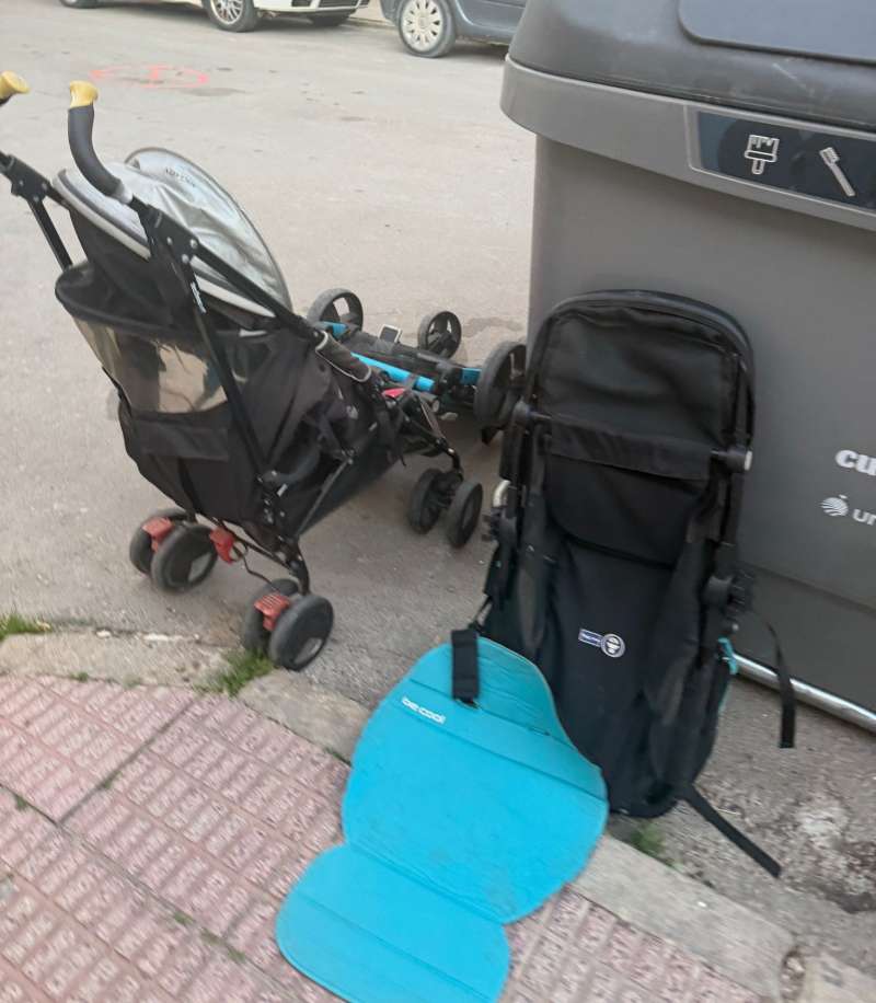 Vertidos en las calles de Utiel. / EPDA