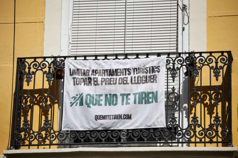 Imagen de archivo de detalle de un cartel que pide limitar las vivienda turística en el centro de la ciudad cuando la proliferación de los pisos turísticos. EFE/Biel Aliño /Archivo
