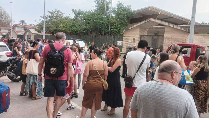 Famílies a les portes del CEIP Ausiàs March./EPDA