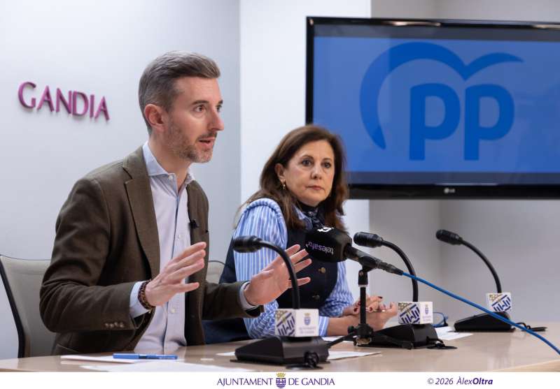 Representants del PP de Gandia en una roda de premsa per denunciar l"infrafinançament en Serveis Socials. / Àlex Oltra