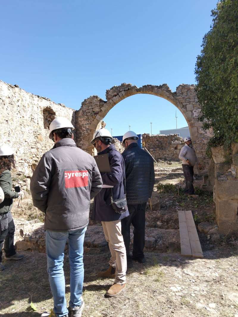 Miembros de la obra explicando algunas de las reformas. EPDA