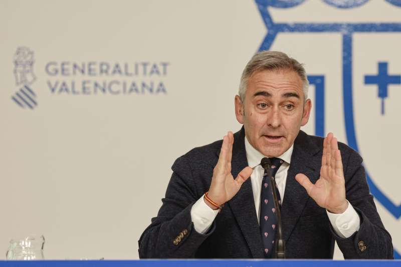El portavoz del Consell, Miguel Barrachina, informa de los asuntos tratados en el pleno del Consell. EFE/Manuel Bruque