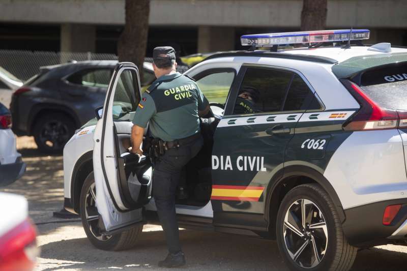 Un agente de la Guardia Civil accede a su vehículo, en una imagen de archivo. EFE/Marta Pérez