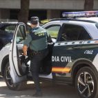 Un agente de la Guardia Civil accede a su vehículo, en una imagen de archivo. / EFE-Marta Pérez