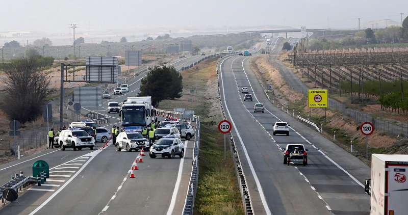 Imagen de archivo de la Guardia Civil en la A-31, donde una niña de 13 años permanece en estado grave tras ser atropellada. / EFE
