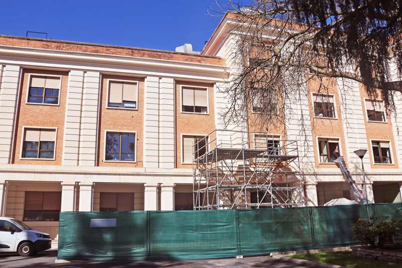 Imagen del Hospital General Universitario de Valencia facilitada por el centro hospitalario, que mantiene dos baños cerrados tras un derrame accidental de un producto químico. / EPDA
