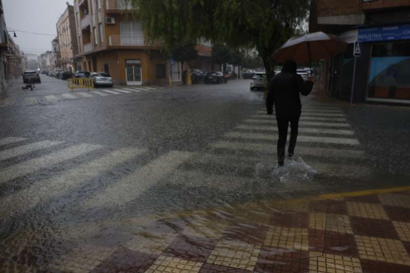 Una persona cruza una calle anegada en la localidad de l"Alcúdia, en una imagen de archivo. EFE/ Kai Forsterling