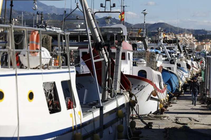 Un barco en la costa mediterránea en una imagen de archivo. / EFE