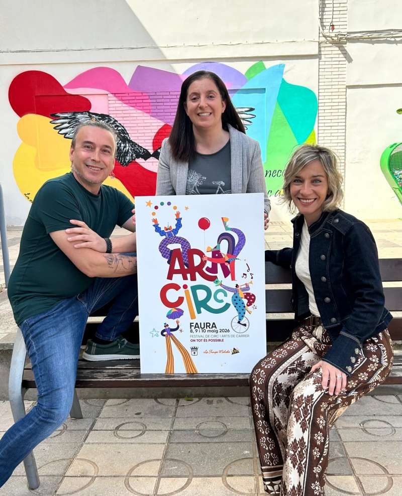 Sergio Chaves i Marisa Ibáñez, al capdavant de La Troupe Malabó que farà possible "Ara Circ", amb l"alcaldessa de Faura, Consol Duran. / EPDA