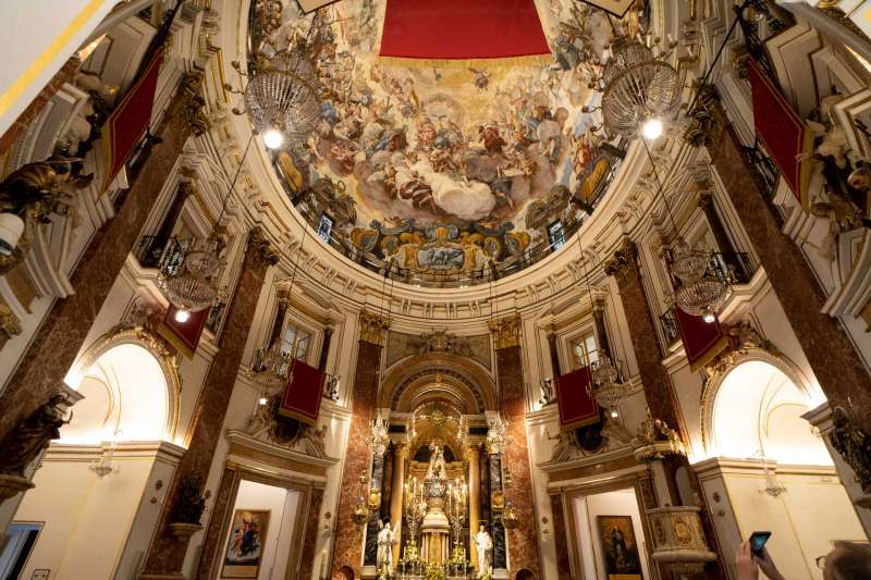 Basílica de la Mare de Déu dels Desemparats per dins./EPDA