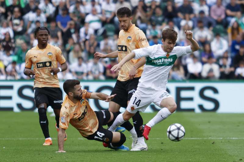 El jugador del Elche Aleix Febas y el jugador del Valencia José Gayá, durante el partido de la jornada 31 de LaLiga EA Sports, en el estadio Martínez Valero en Elche. / EFE (Pablo Miranzo)
