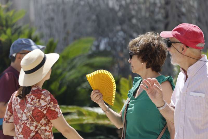 Una turista se abanica debido a las altas temperaturas, en Valencia. EFE/Ana Escobar/Archivo