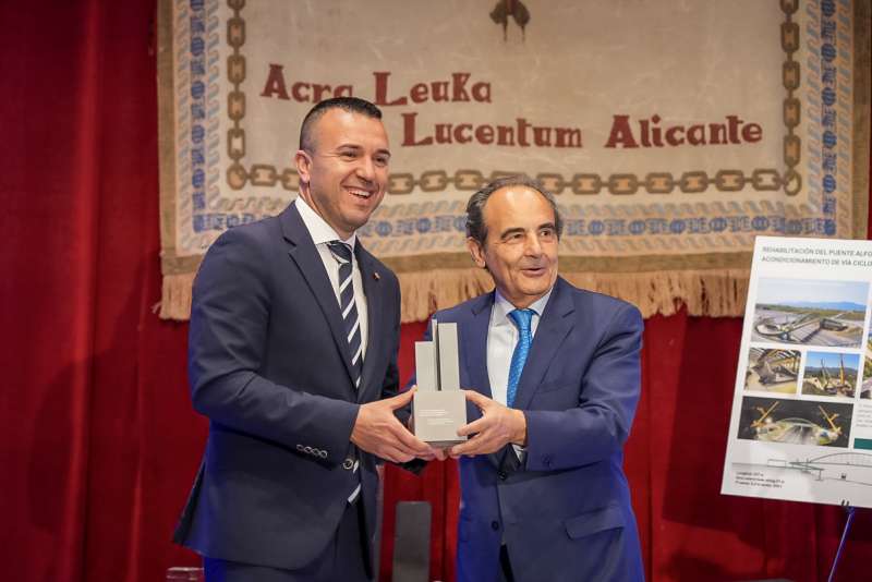 Vicent Mompó rebent el premi./EPDA