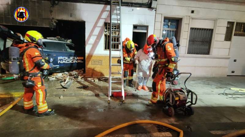 Los bomberos junto a la mujer con movilidad reducida./EPDA