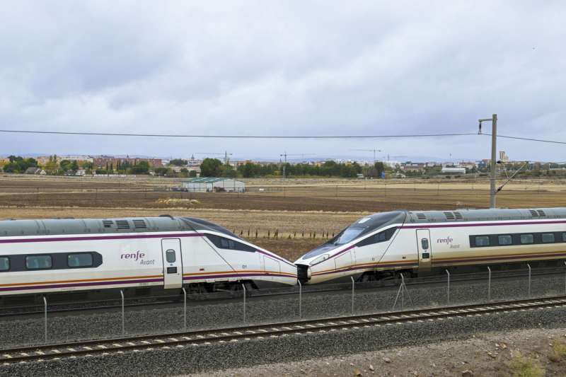 Un tren AVE en Ciudad Real. EFE/ Jesús Monroy /Archivo