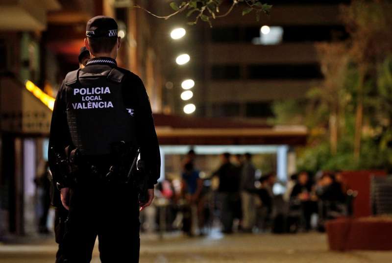Agentes de la Policía Local vigilan la ciudad. EFE/Manuel Bruque/Archivo