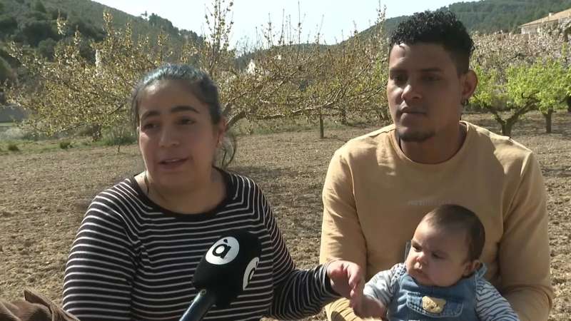 Mª Ángeles y Luis junto a su hijo Luis Xavier durante una entrevista. /À PUNT