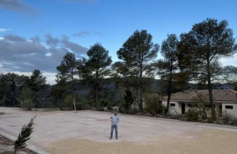El alcalde de Tuéjar, Carlos Tarazón, sobre la piscina de la zona de la Tartalona. /EPDA