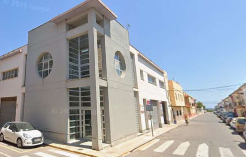 El edificio concebido en su día como Centro Turístico que ahora el Ayuntamiento de Benavites pretende convertir en Espai Jove. / Foto: Google Maps