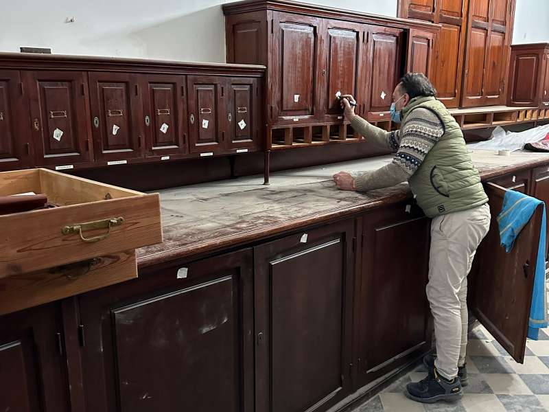 Un momento del desmontaje de los muebles de la sacristía de la Iglesia de los Jesuitas de Valencia. / EPDA 