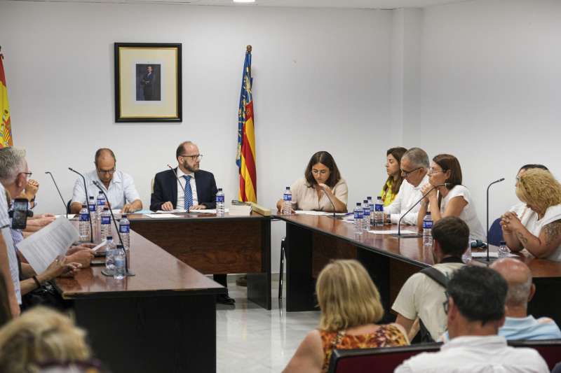 Pleno en San Fulgencio (Alicante), en el que la moción de censura presentada por el PSPV-PSOE no llegó a votarse al suspenderse la sesión. En la foto, los concejales populares antes de abandonar la sala. EFE
